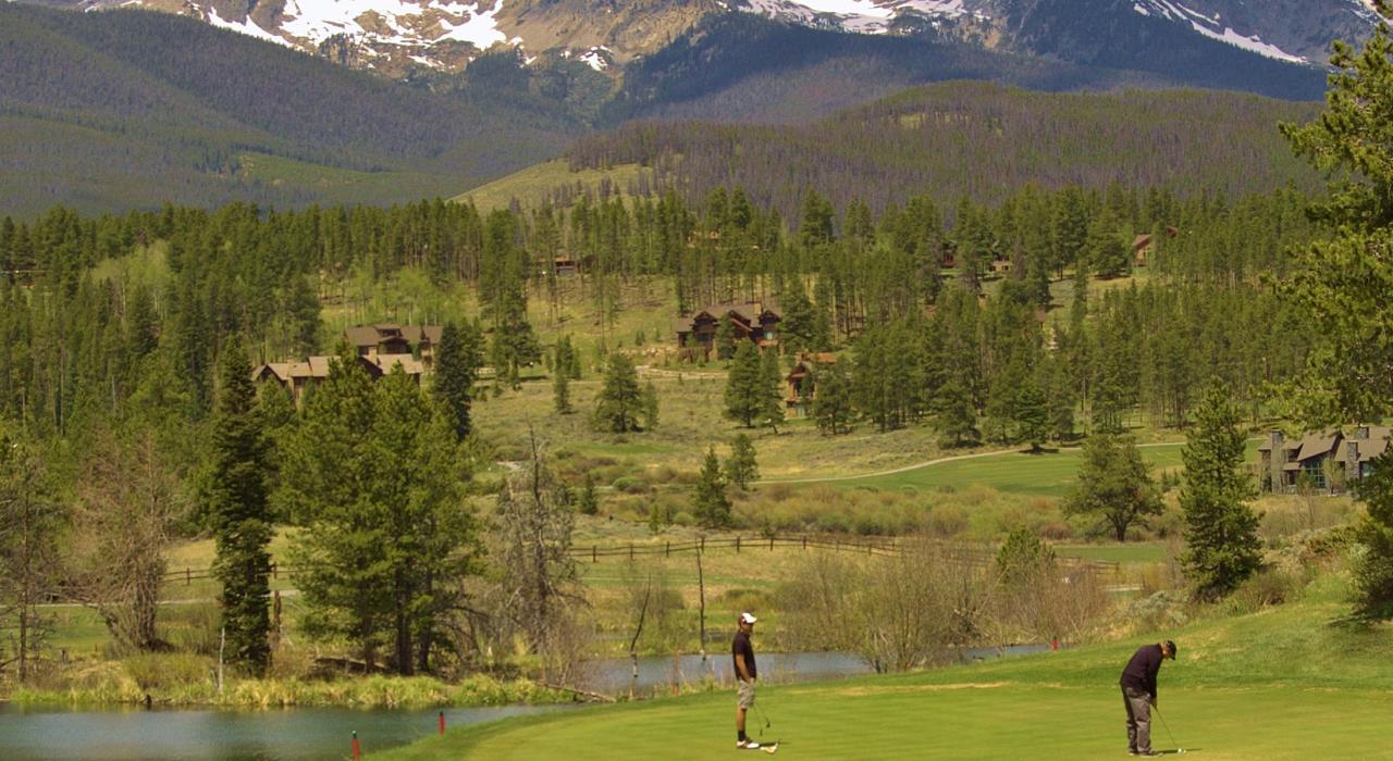 Le golf de la ville, conçu par Jack Nicklaus, au cœur de la chaîne de montagnes de Tenmile Range