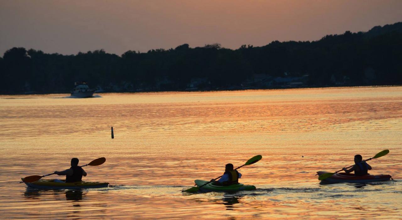 日落中划皮划艇游览当地水道