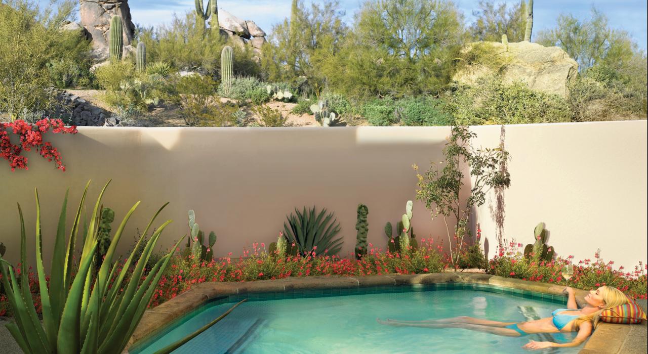 在索诺兰沙漠附近的斯科茨代尔度假村享受泡一泡舒缓身心的热水浴