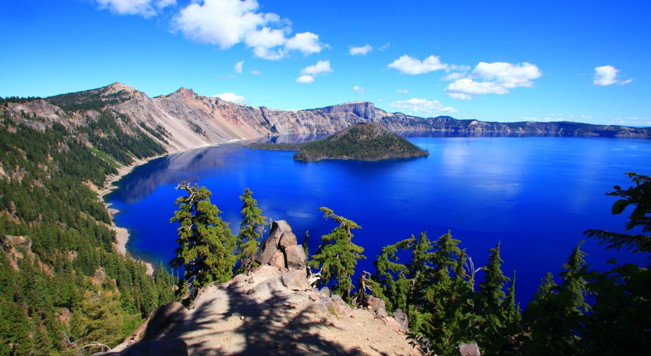 俄勒冈州南部火山口湖国家公园碧蓝色的中央地标