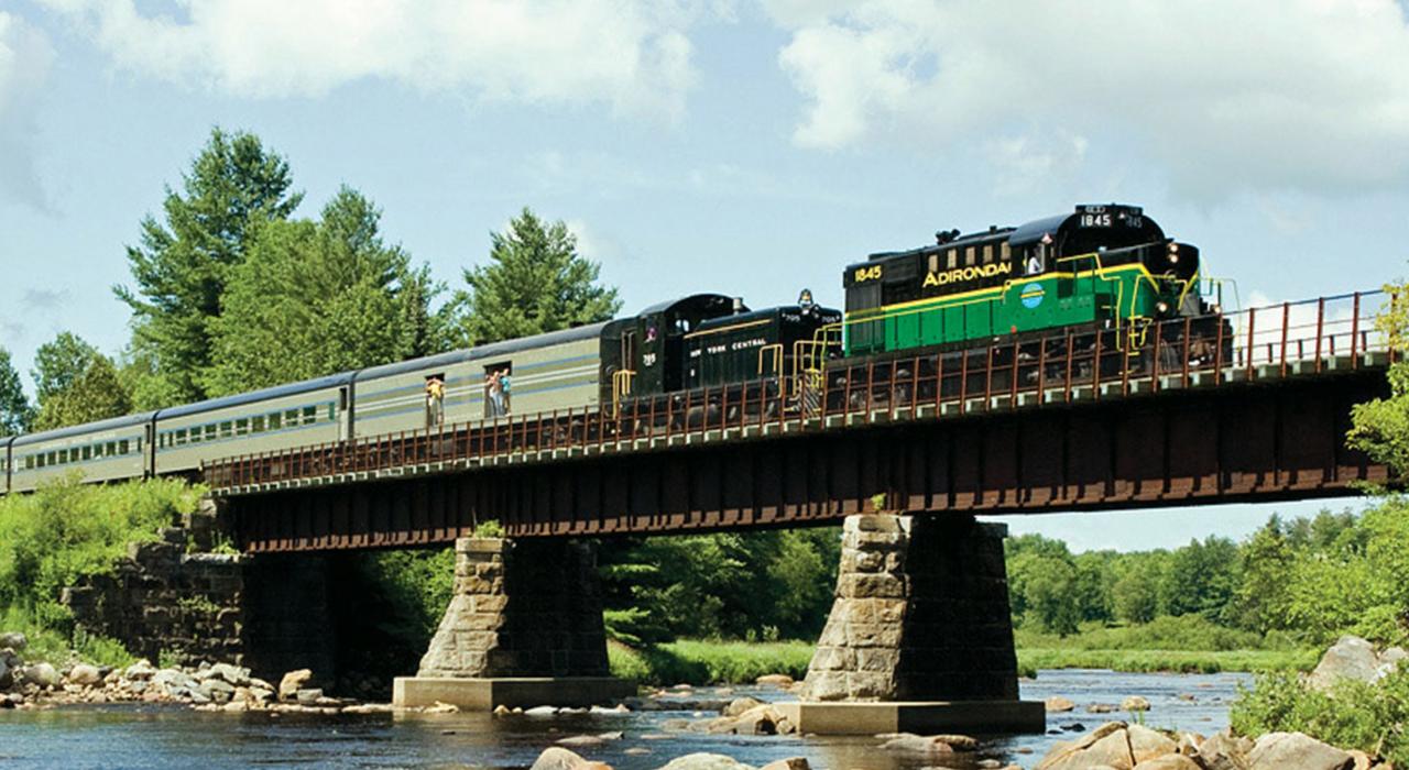 沿阿迪朗达克山脉风景铁路欣赏乡间美景