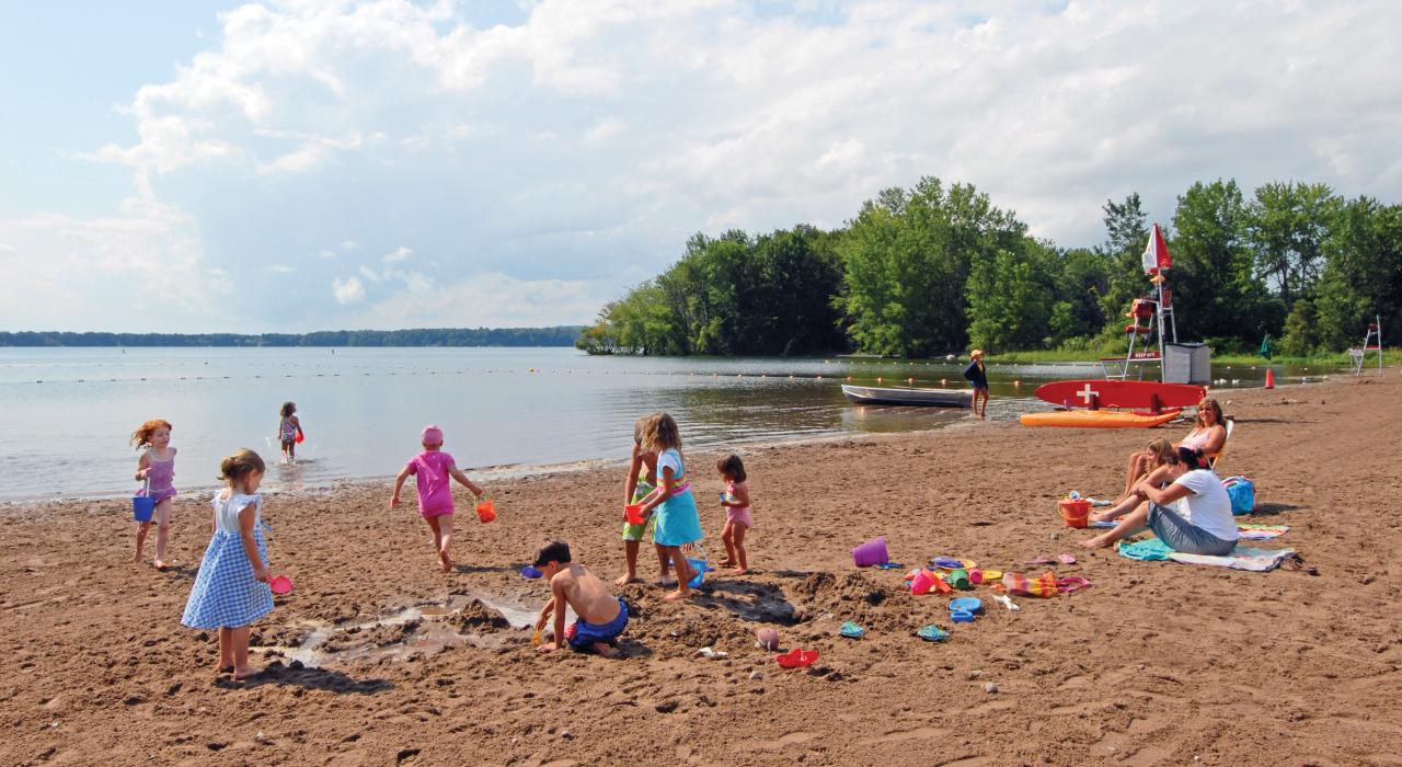 在罗马三角洲湖州立公园湖畔尽享一日欢乐时光