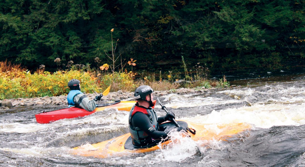 从塔贝里 Wellnesste Lodge 小屋出发体验皮划艇漂流