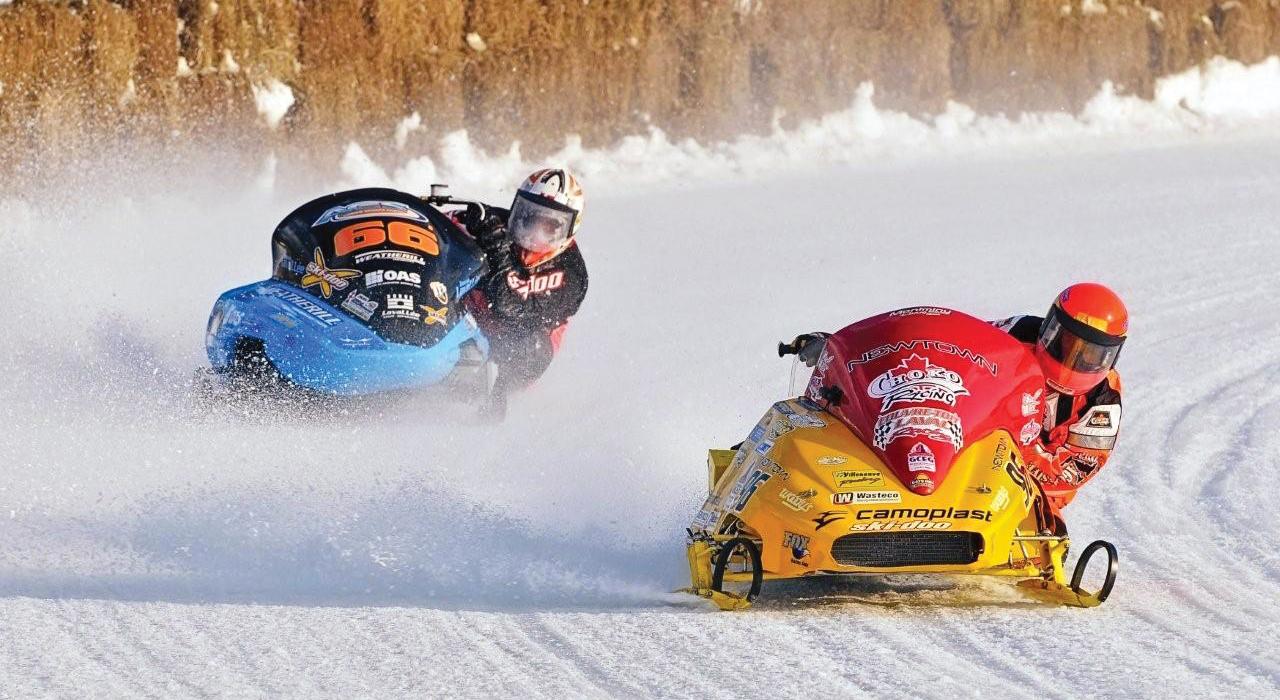 冬季，乘雪地摩托穿越奥奈达县