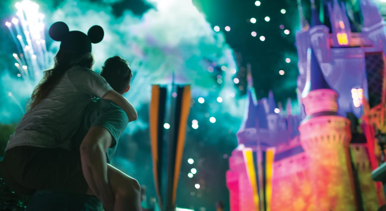 在迪士尼世界的背景下，辛德瑞拉城堡的烟花绽放