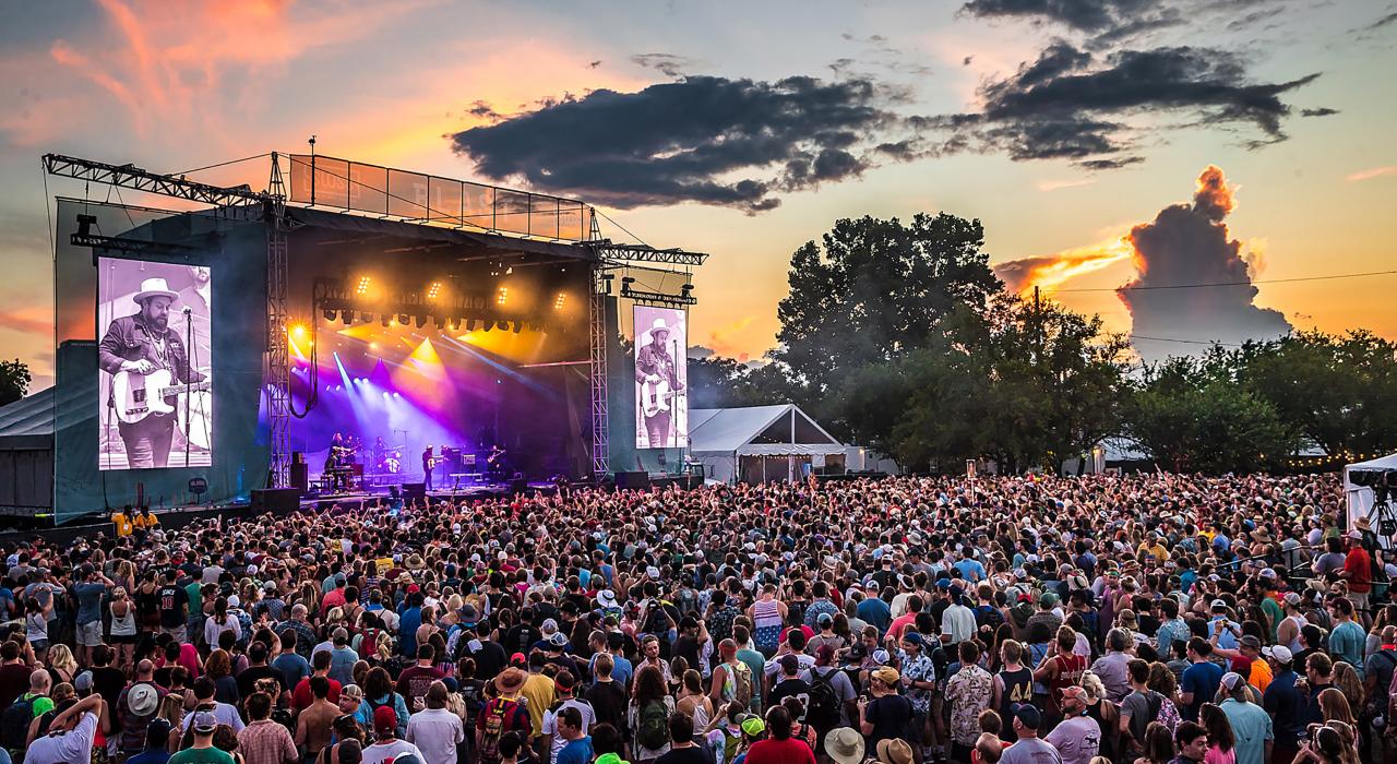 阿拉巴马州伯明翰市的日落美景与斯洛斯音乐艺术节的现场音乐表演