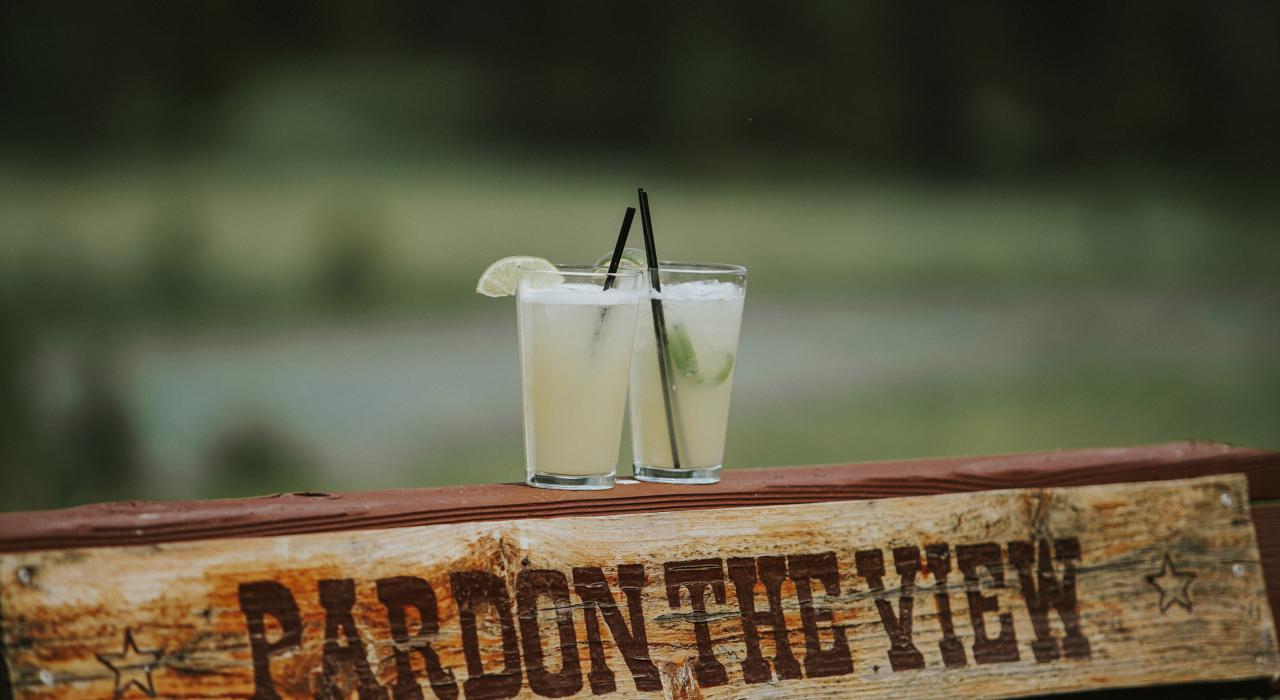 在 Gallatin Riverhouse Grill 餐厅一边啜饮，一边欣赏迷人景致