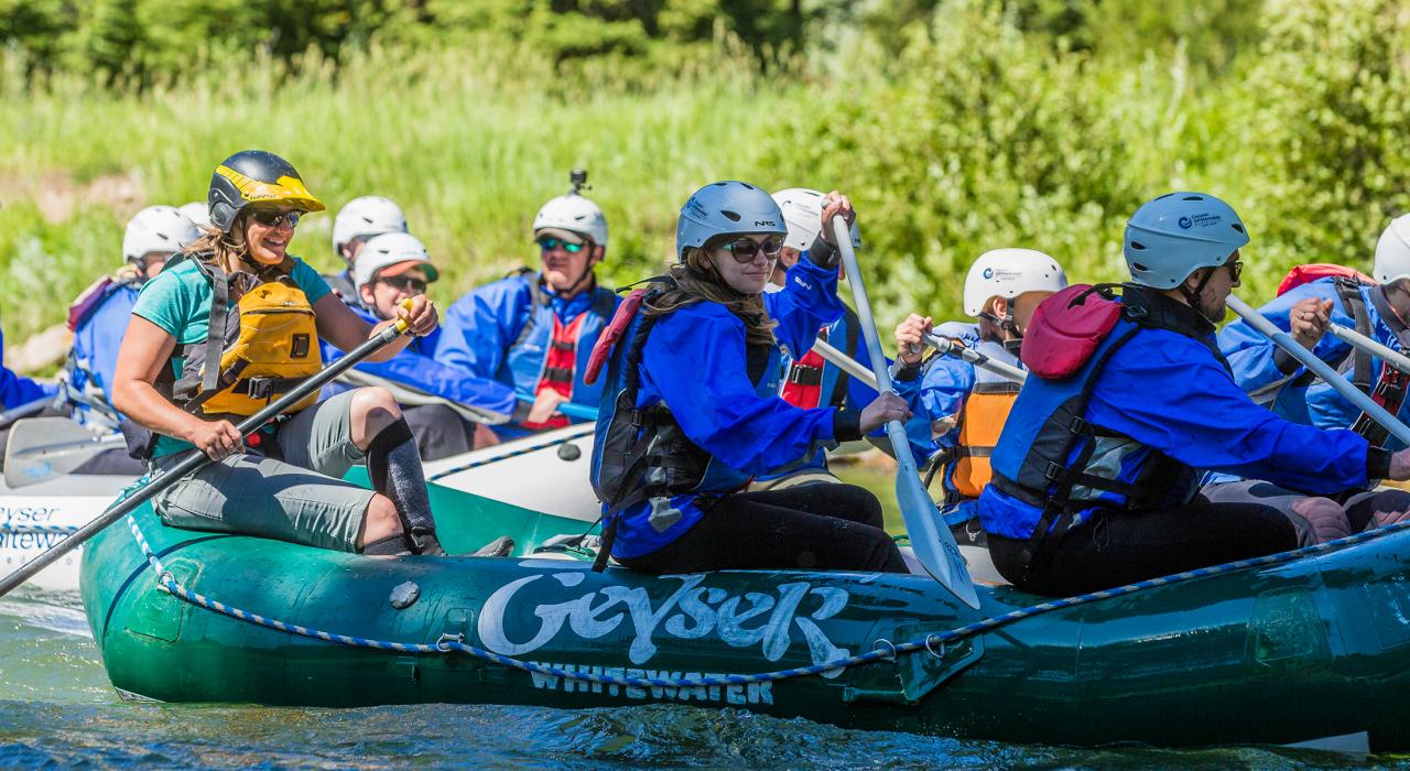 在加拉廷河体验白水漂流