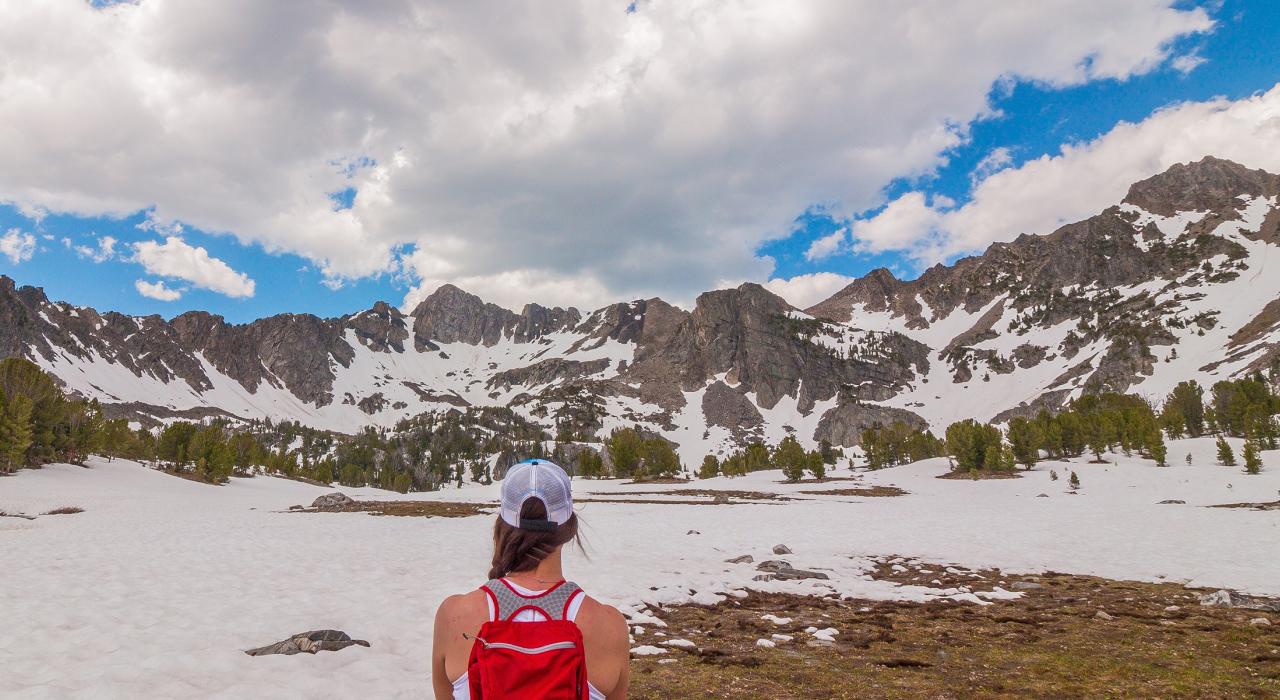 在蜂窝盆地徒步旅行，欣赏四周环绕的白雪皑皑的山峰