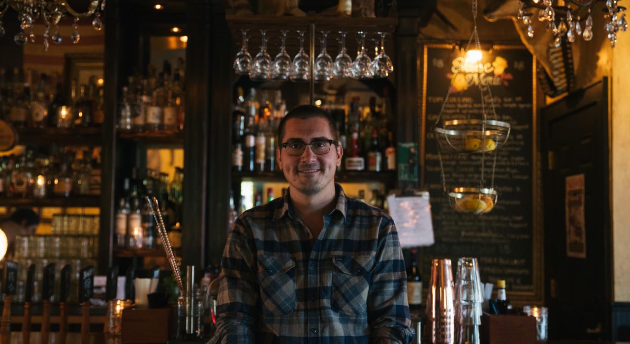 Bernie Brewer's Chalet 酒吧的调酒师