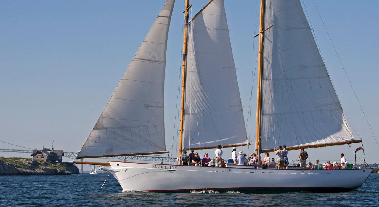 乘帆船游览罗德岛州纽波特海岸