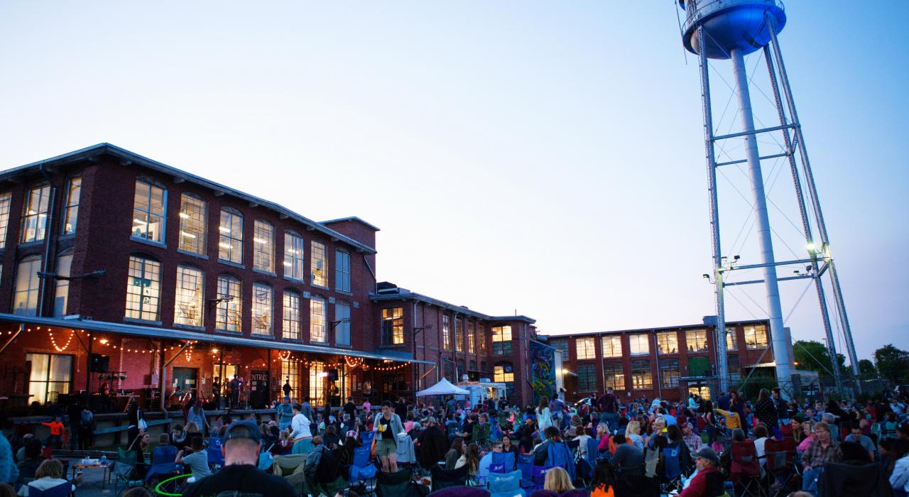 在 Lowe Mill ARTS & Entertainment 艺术馆享受现场音乐表演和节日气氛