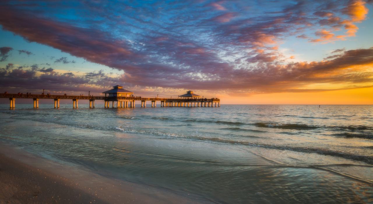 迈尔斯堡海滩码头迷人的傍晚