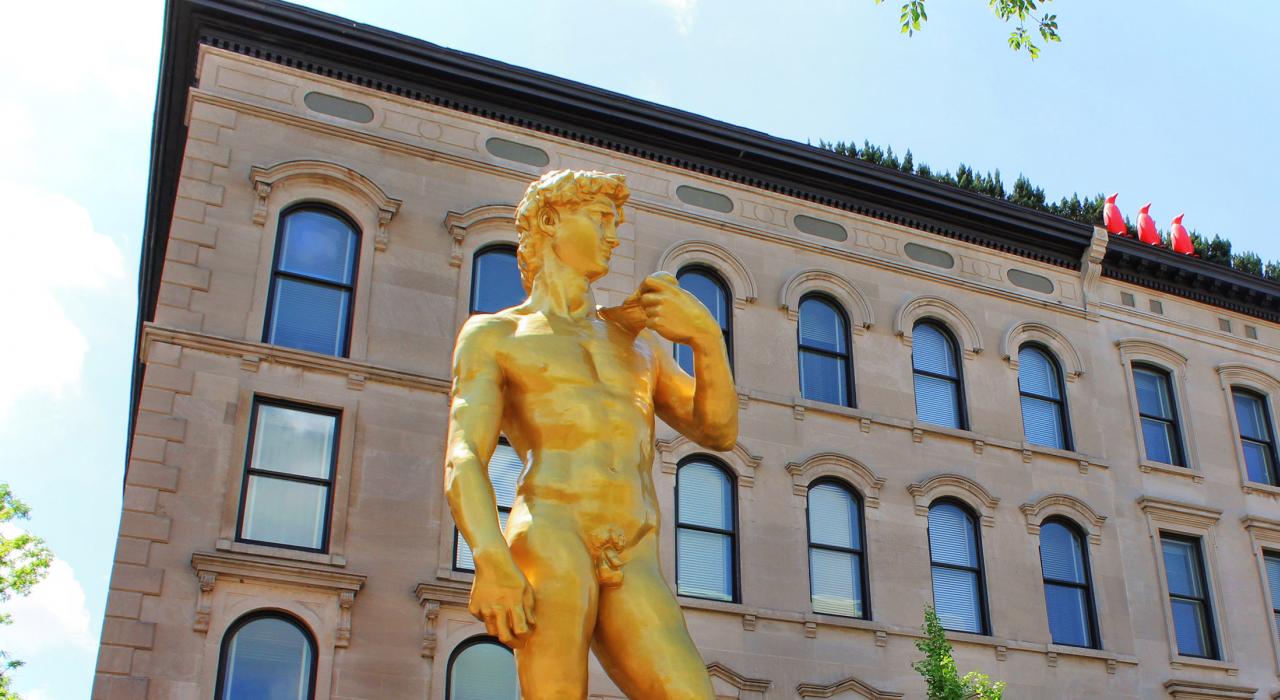 主街 21c 博物馆酒店外展示的公共艺术