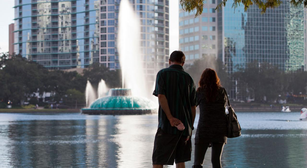 在 Lake Eola Park 公园欣赏城市美景