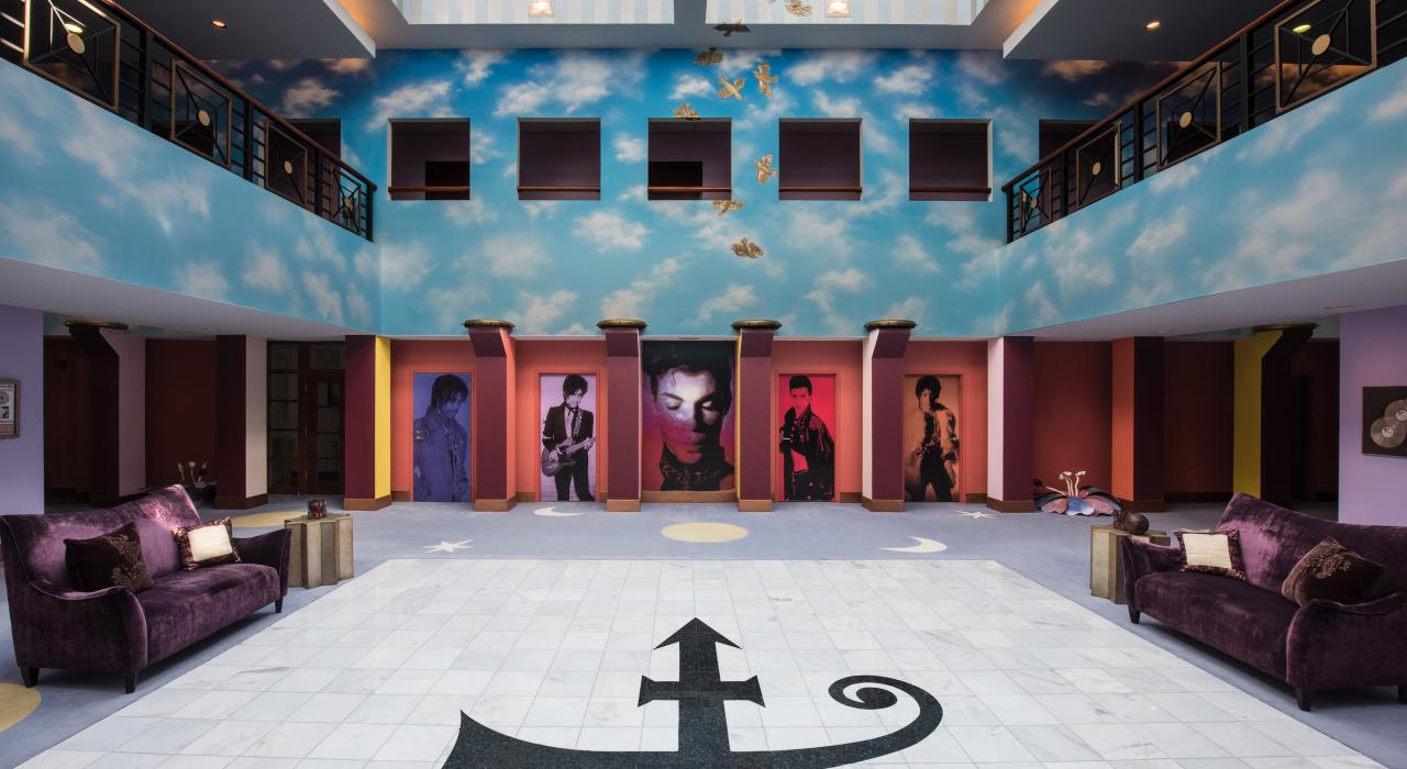 在明尼苏达州的派斯利公园 (Paisley Park) 内，参观普林斯的住宅和创作中心