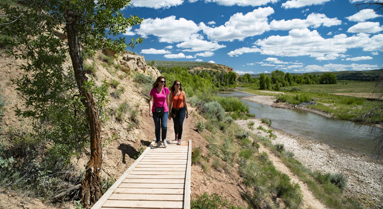 沿着怀俄明州埃文斯顿的熊河州立公园附近的一条小路徒步