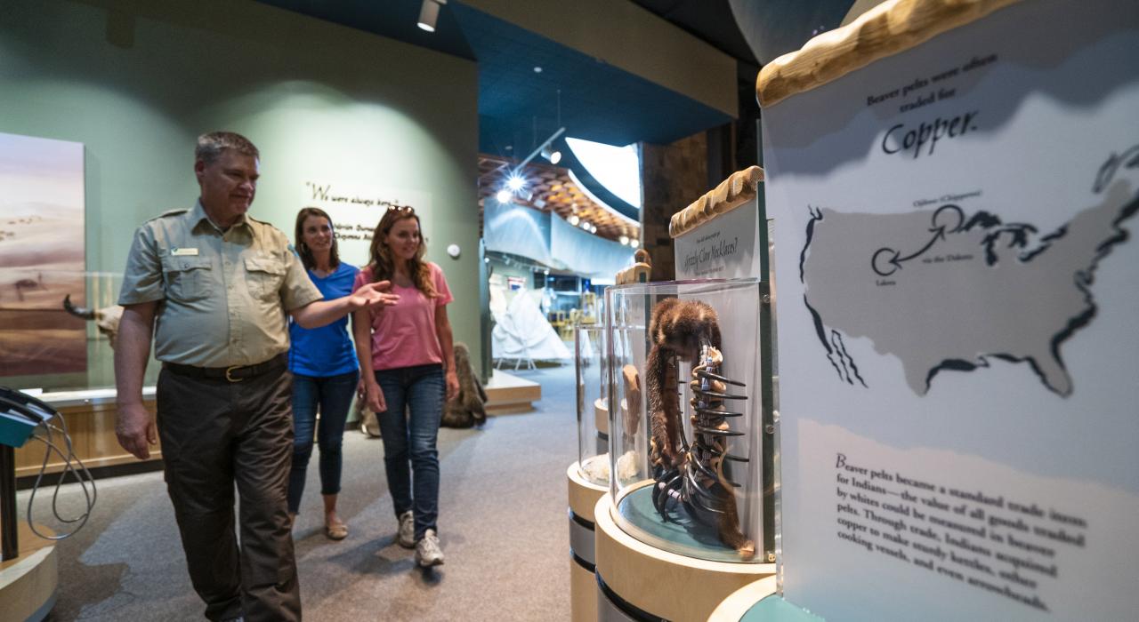 参观怀俄明州卡斯珀国家历史之路学习中心的展览