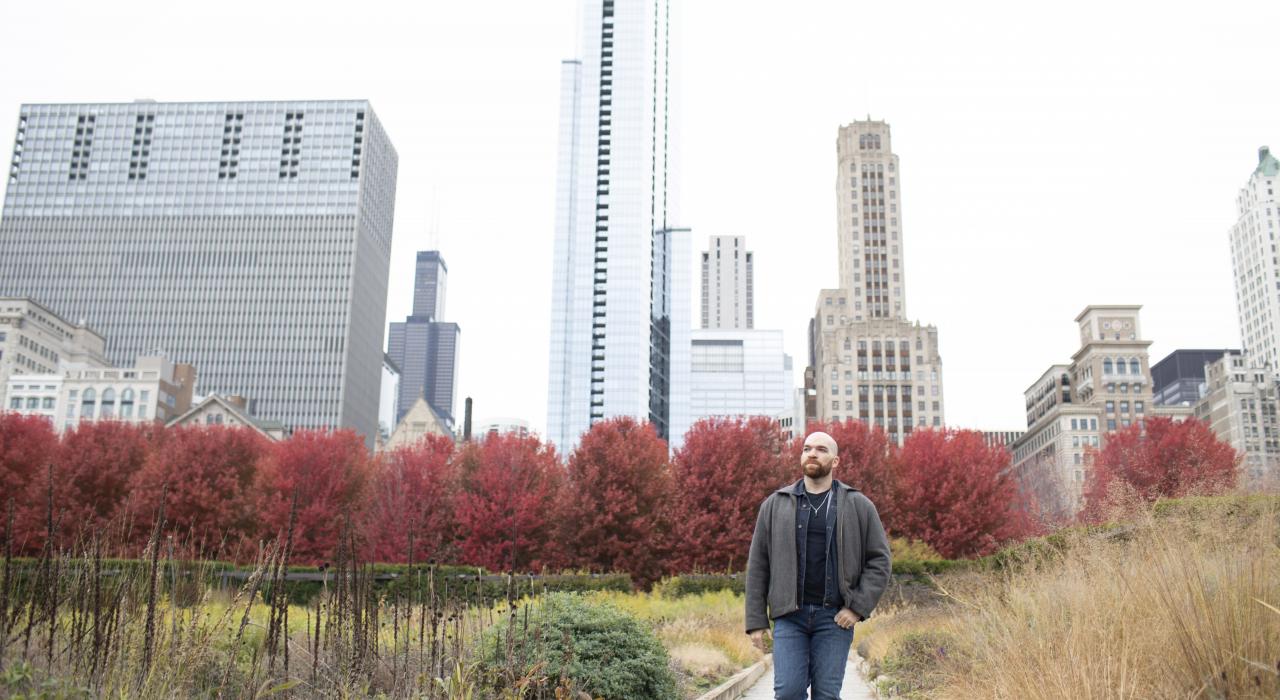 蓝调音乐人 Mike Ledbetter 游览伊利诺伊州芝加哥的格兰特公园