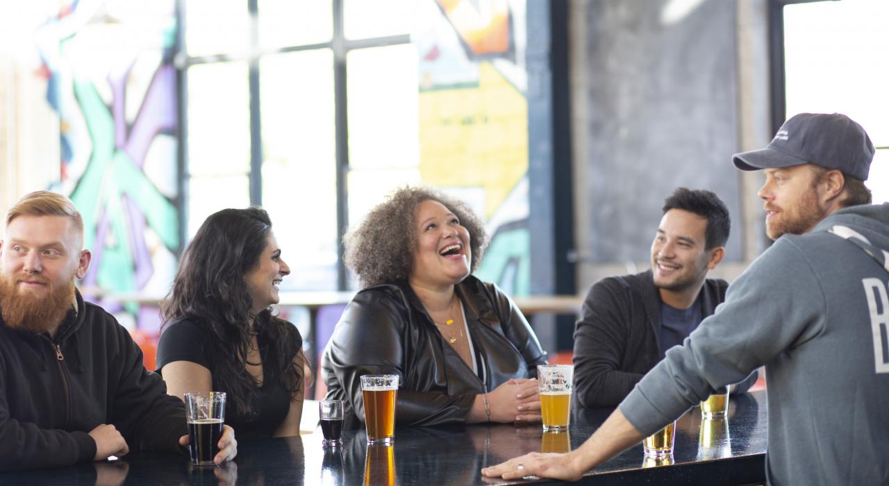 Lady Lark 和她的友人们在明尼苏达州明尼阿波利斯的一家啤酒厂参观