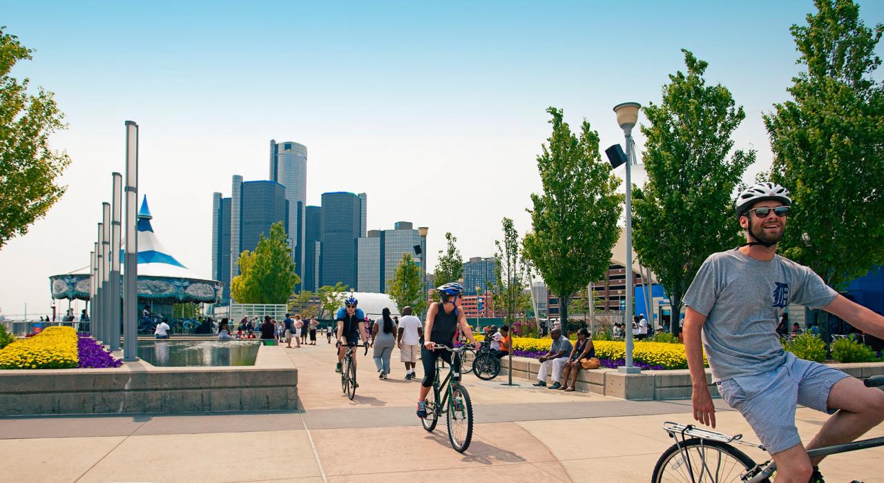 骑自行车经过密西根州底特律的 Rivard Plaza 广场