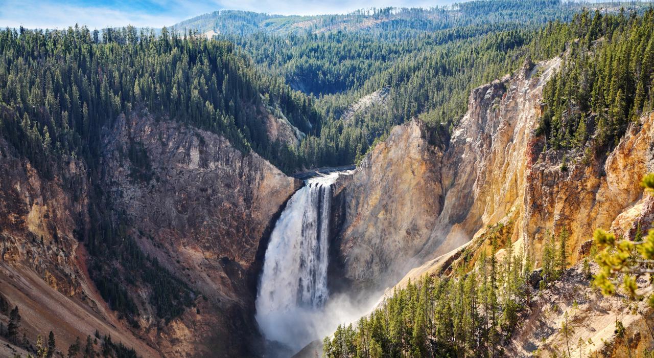 黄石大峡谷的黄石瀑布，怀俄明州黄石国家公园
