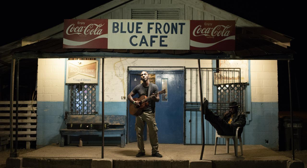 站在密西西比州杰克逊城郊的蓝调音乐场所 Blue Front Cafe 咖啡馆外的 Cedric Burnside