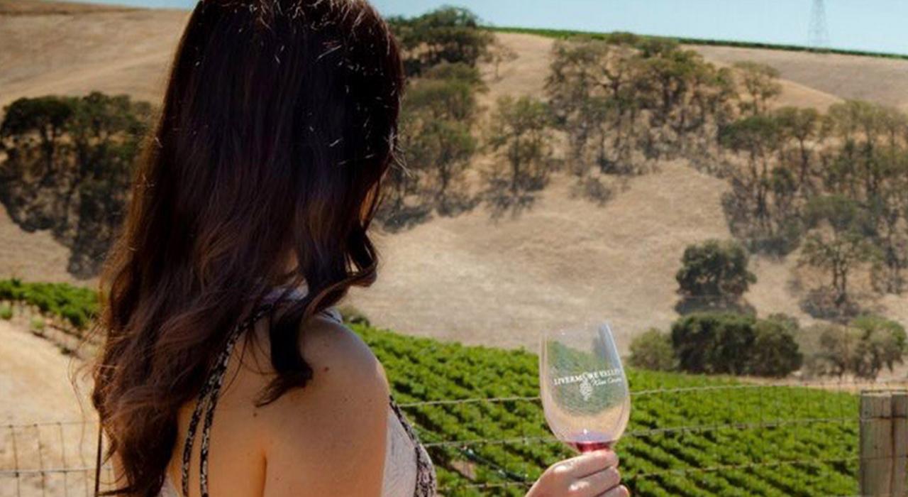 在加利福尼亚州三谷地区一边啜饮葡萄酒一边俯瞰利弗莫尔谷美景