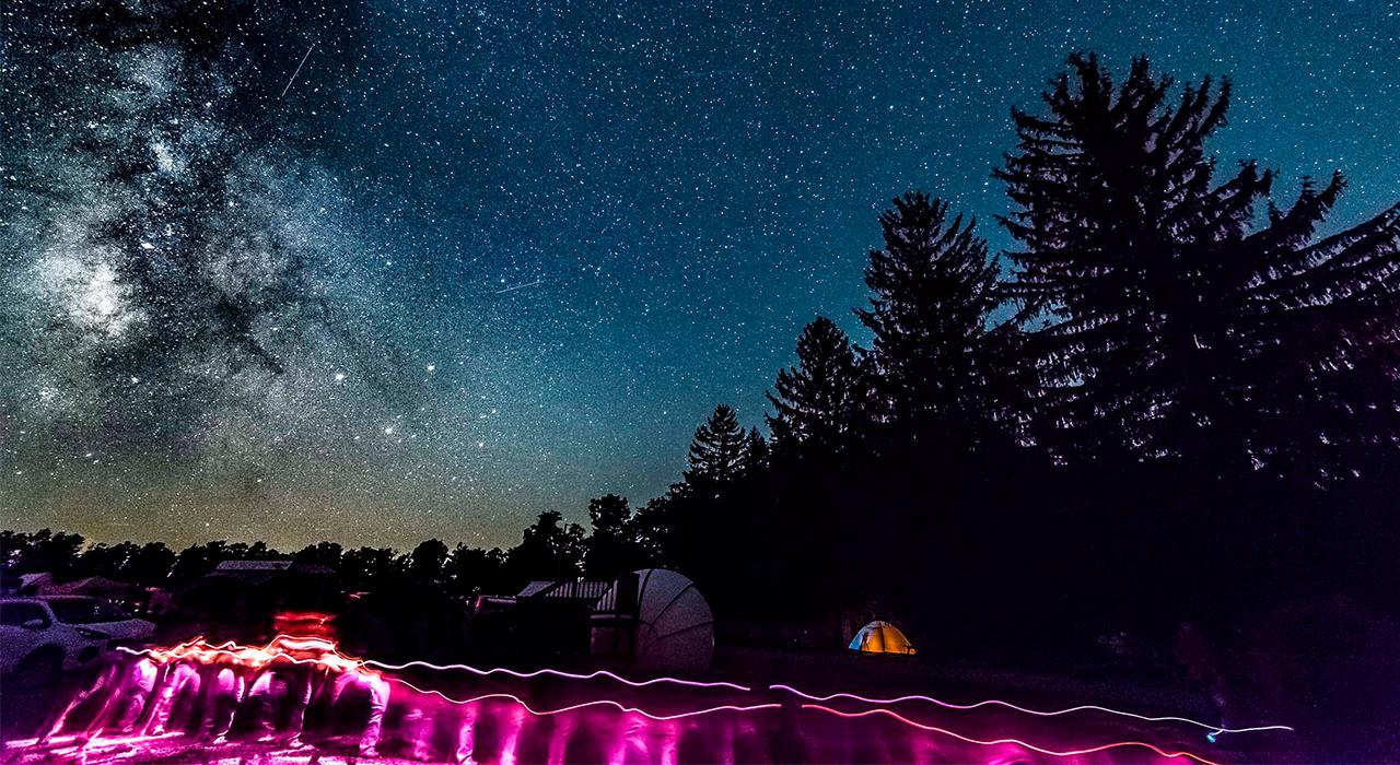 在宾夕法尼亚州樱桃泉州立公园的观星派对上欣赏闪耀夜空