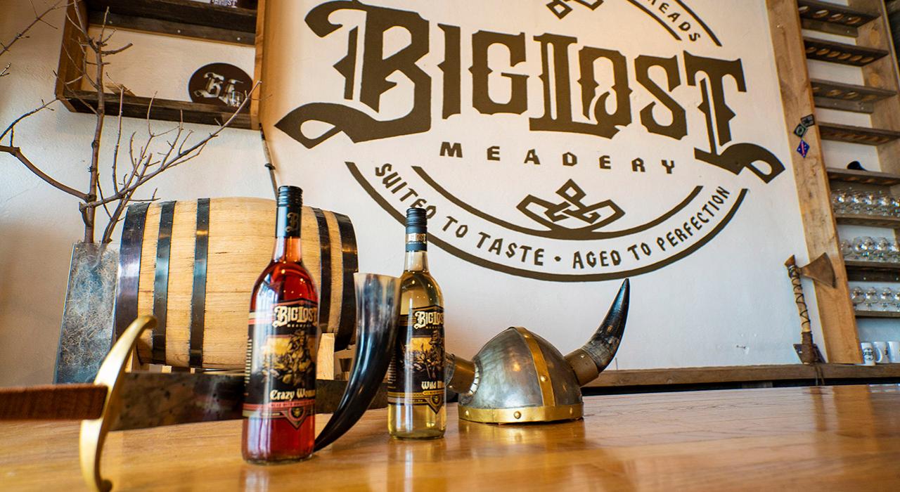 在怀俄明州吉列维京风格的 Big Lost Meadery 酒吧畅饮瓶装蜂蜜酒
