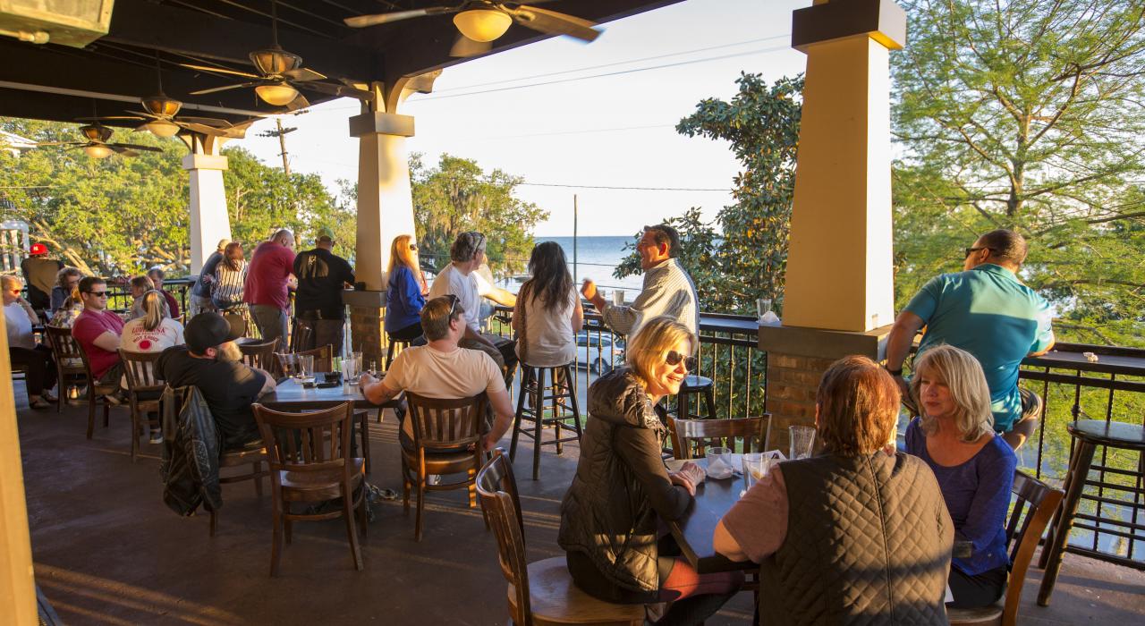 在路易斯安那州新奥尔良北岸的庞恰特雷恩湖湖畔观赏湖景，享用美食