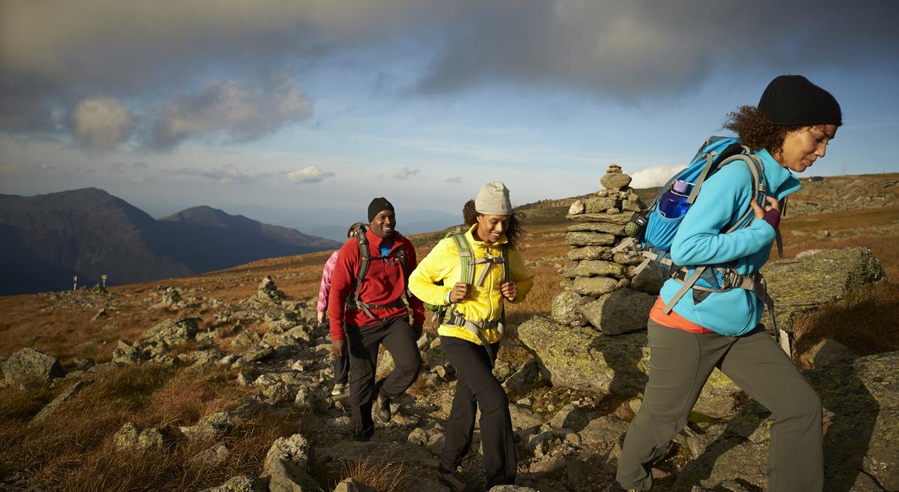 随同阿巴拉契亚山脉俱乐部，在新罕布什尔州的白山徒步旅行