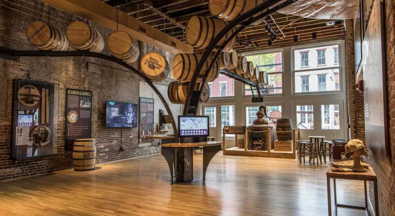 在肯塔基州波本之路游客中心了解酿酒历史