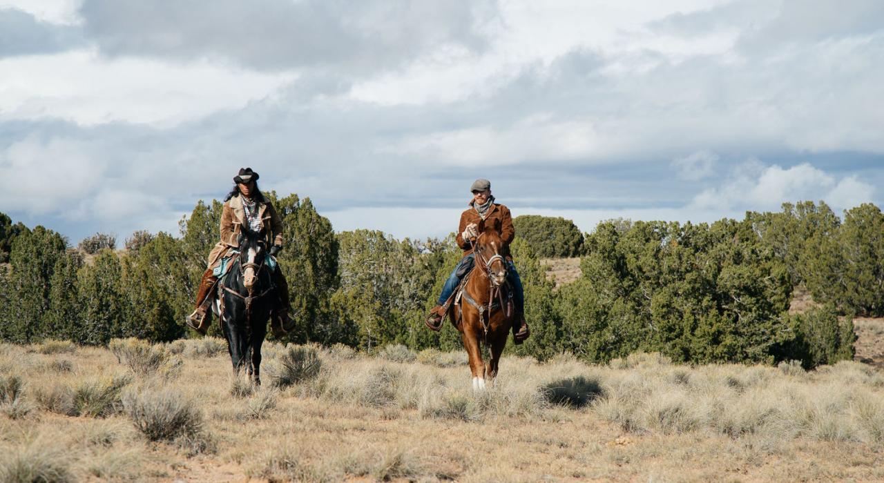 在新墨西哥州圣达菲享受马背骑行的乐趣