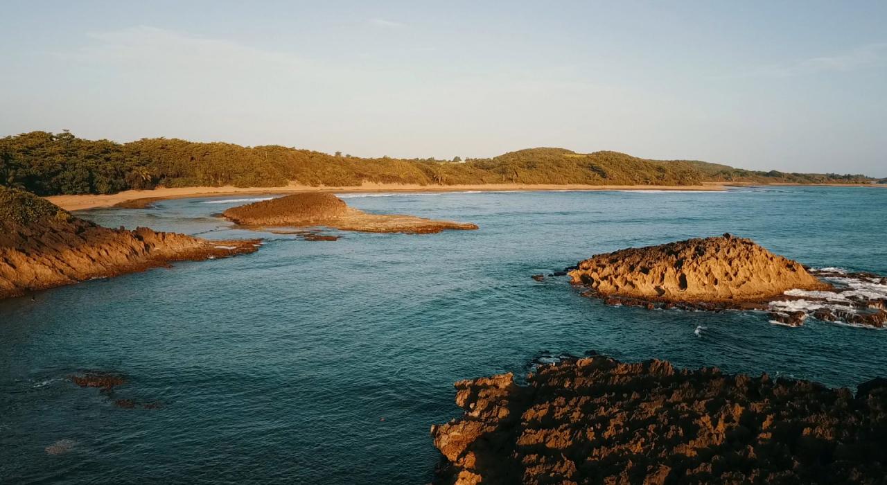 Cueva de las Golondrinas 岩洞附近岩石峭壁形成的海滨景观