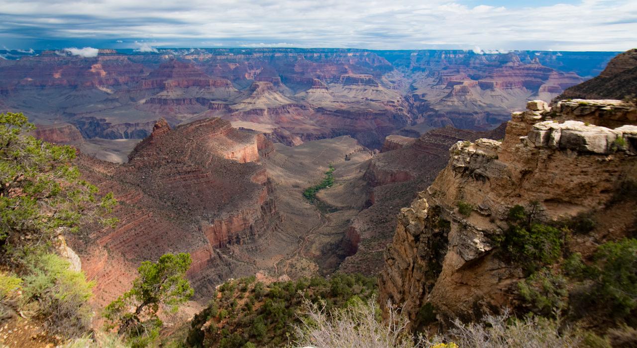 俯瞰亚利桑那州的大峡谷