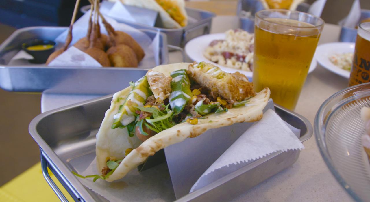 亚利桑那州凤凰城 Short Leash Hotdogs 餐厅馕饼裹着的美味热狗