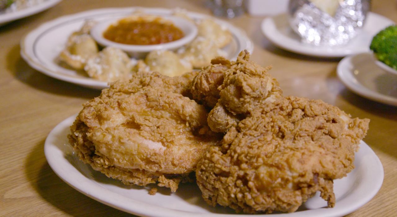 伊利诺伊州奥尔顿 Castelli’s Restaurant 餐厅的一盘炸鸡