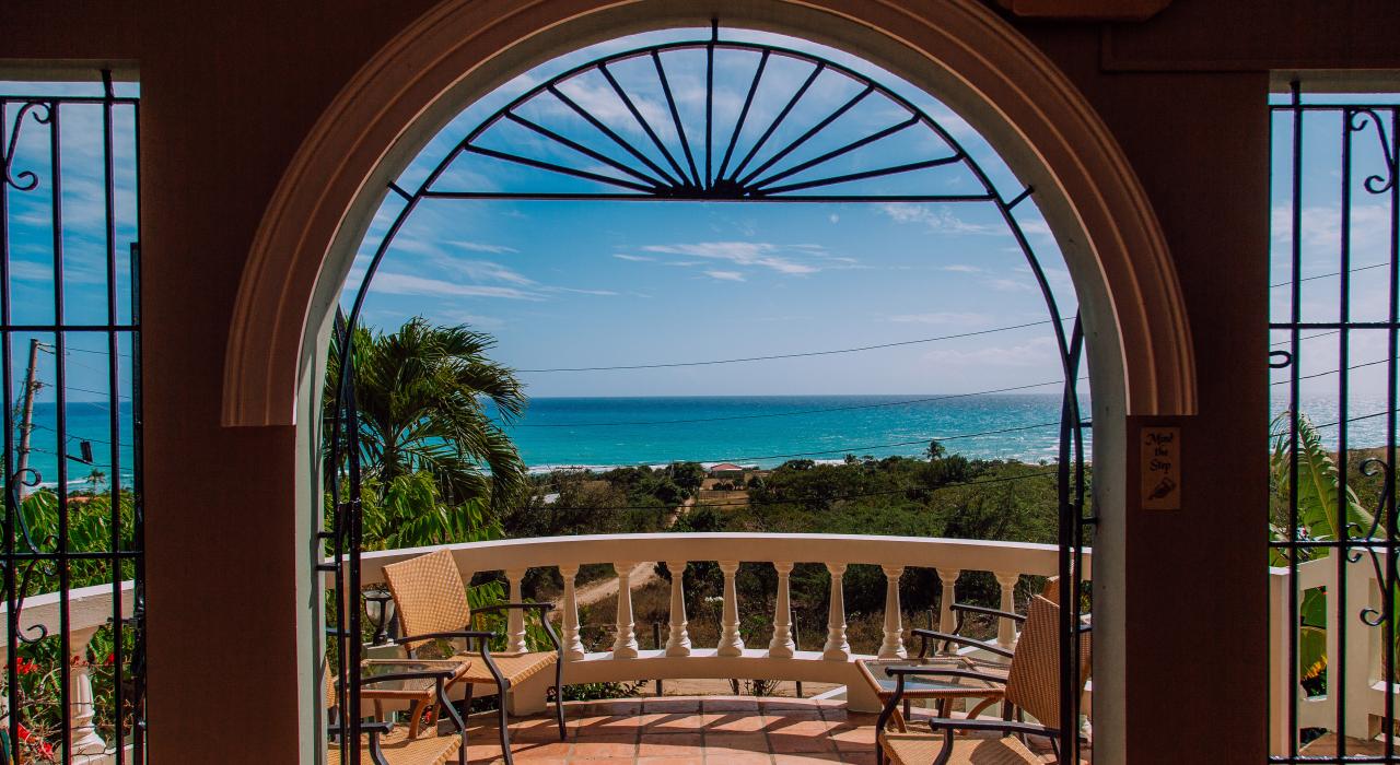 在 Hacienda Tamarindo 早餐旅舍的阳台上俯瞰别克斯岛