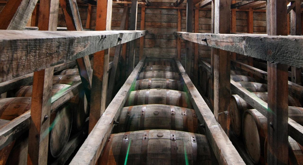 肯塔基州拉瑞多酿酒厂的美格纯正酒桶仓库