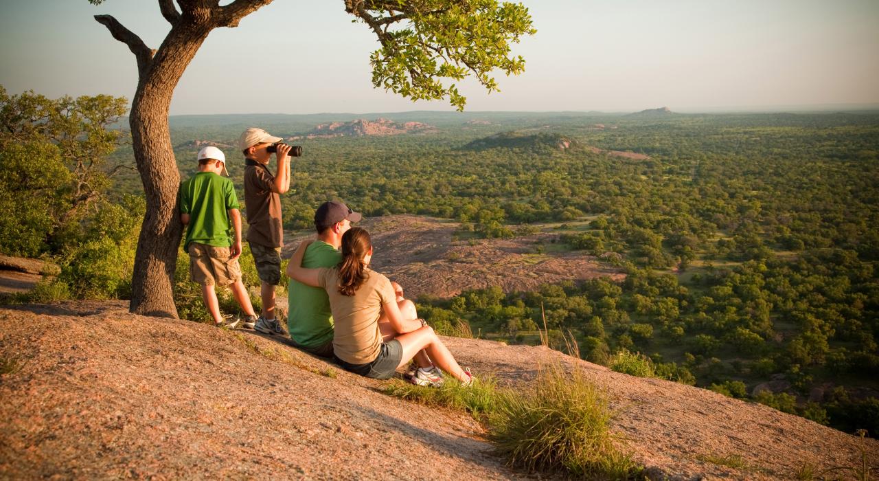 在着魔岩 (Enchanted Rock)，沿着蜿蜒的小径徒步远足，欣赏壮丽美景