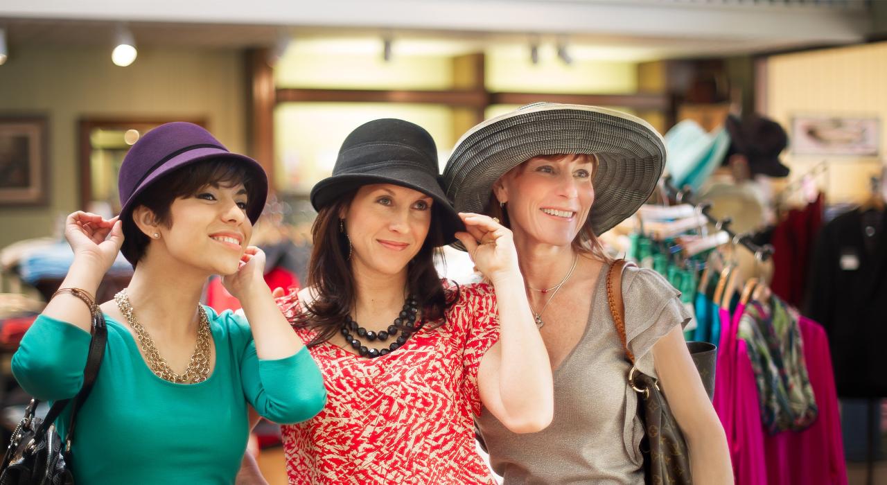 逛一逛 150 多家精品店和画廊，选购时尚单品、家居饰品和各式古董