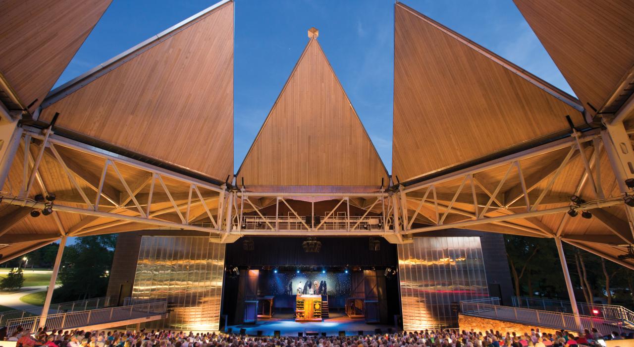 罗克谷学院星光剧院舞台上举办的露天表演