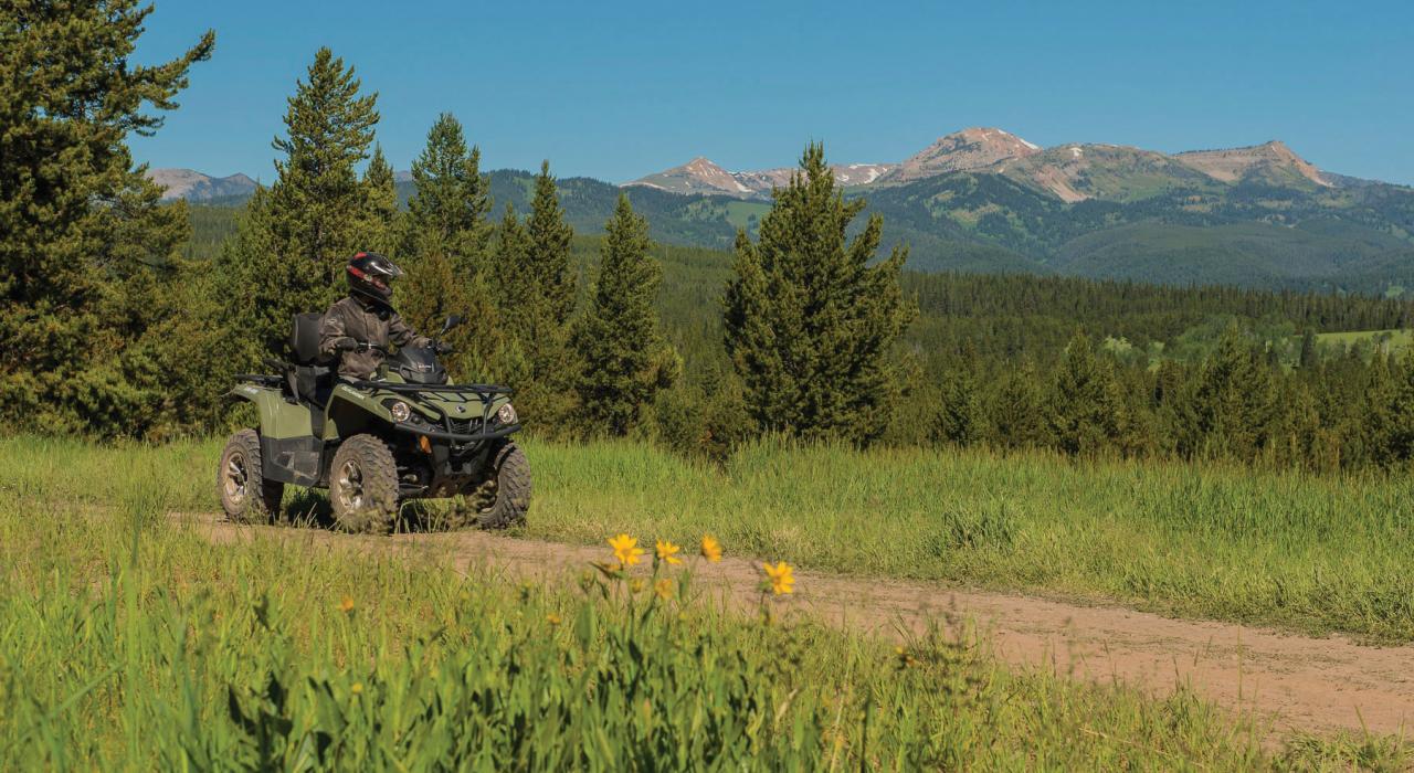 在风景优美的山路上驾驶全地形车