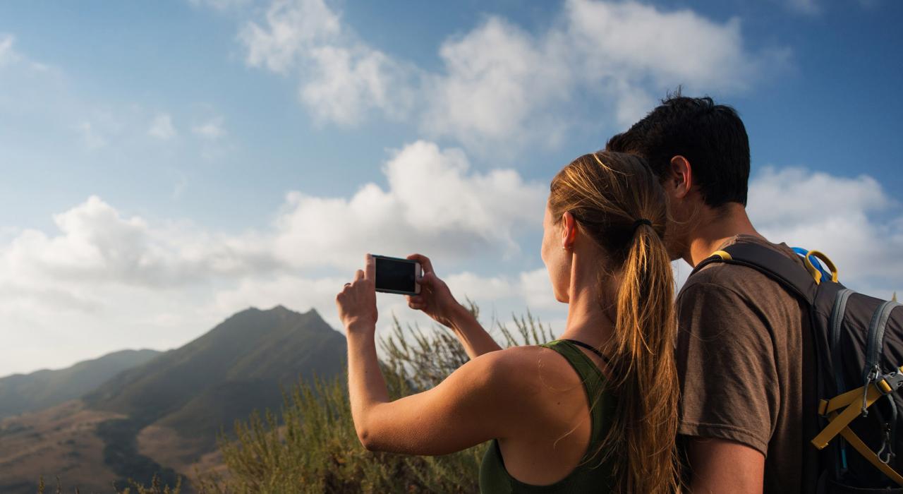 在绵延起伏的群山中徒步旅行，欣赏壮丽景色