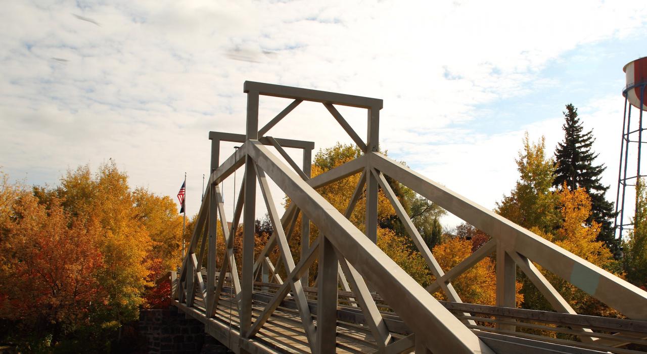 流经斯内克河的 Johns Hole 桥