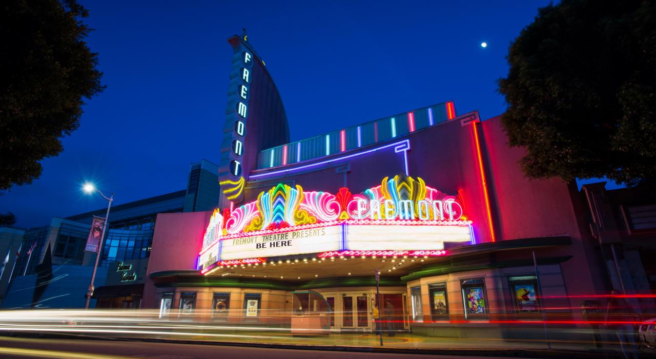 历史悠久的弗里蒙特剧院的经典霓虹灯招牌