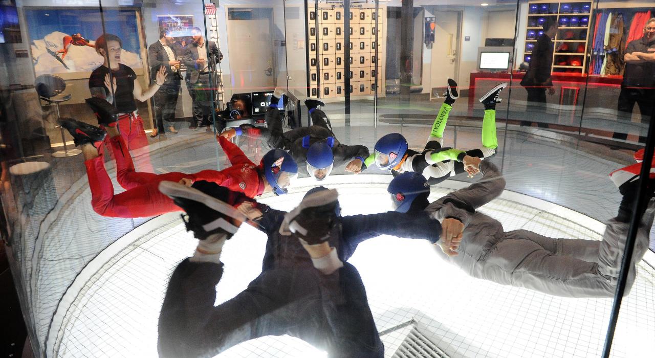在新泽西州博根县帕拉默斯的 iFly 体验室内跳伞