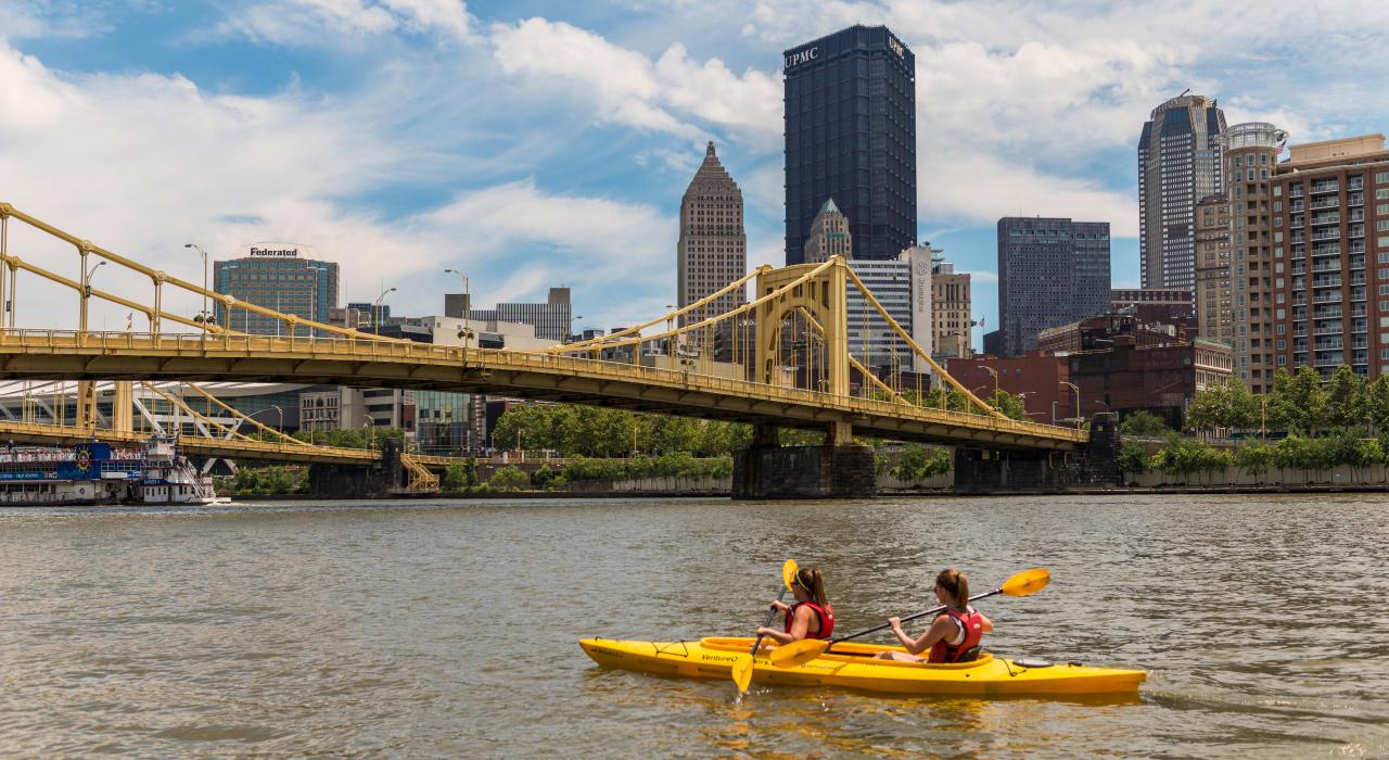 在阿勒格尼河上划皮划艇，这条河是三条让这座城市声名鹊起的河流之一