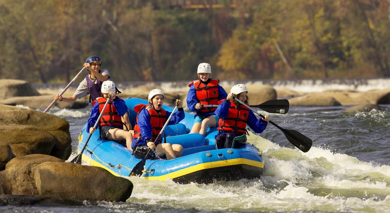 在弗吉尼亚州里士满市中心的詹姆斯河上白水漂流